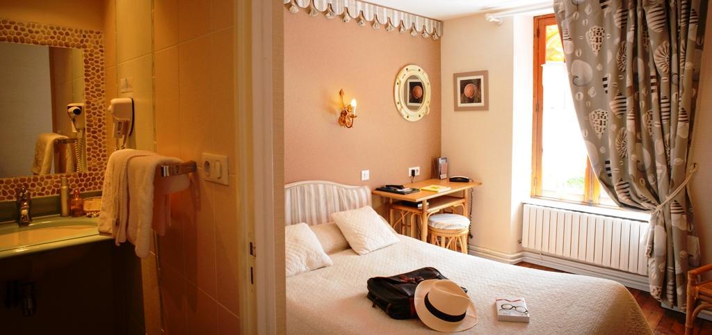 Logis Hotel Les Fuchsias Сен-Вааст-ла-Уг Экстерьер фото