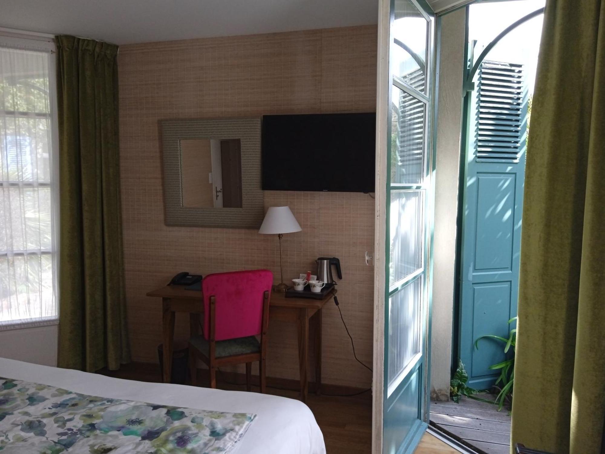 Logis Hotel Les Fuchsias Сен-Вааст-ла-Уг Экстерьер фото